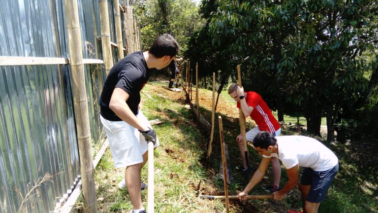 El camino superior en construcción.