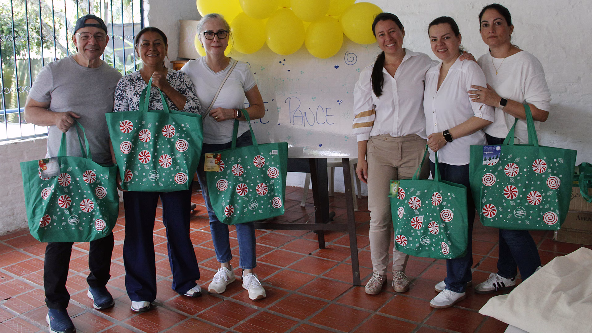 Grupo de niños en celebración de Navidad