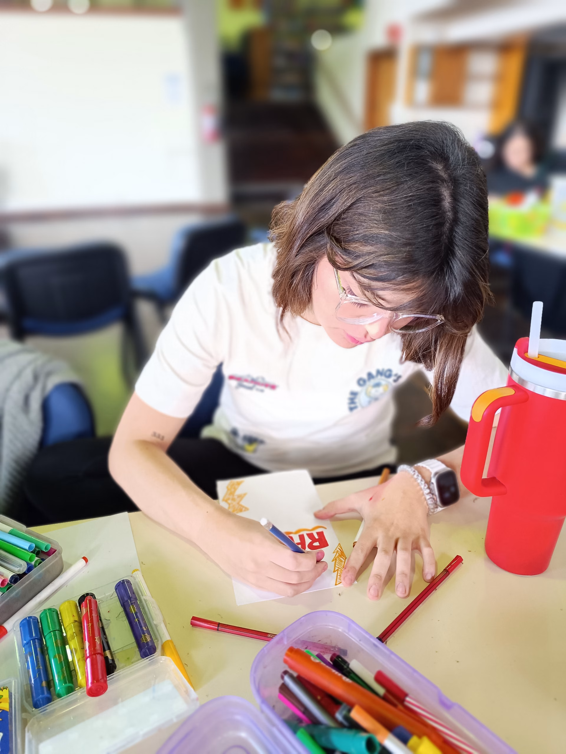 Foto 1 de estudiantes participando en iniciativas solidarias
