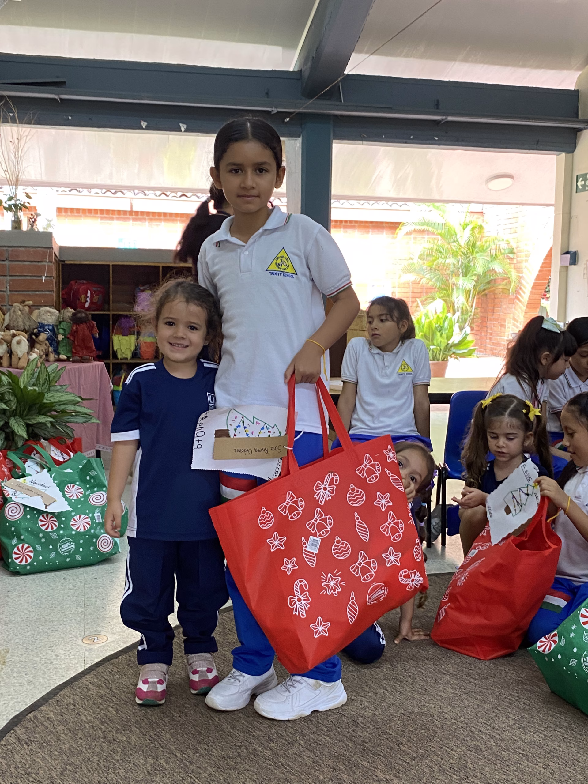 Dos niños abrazados con regalo