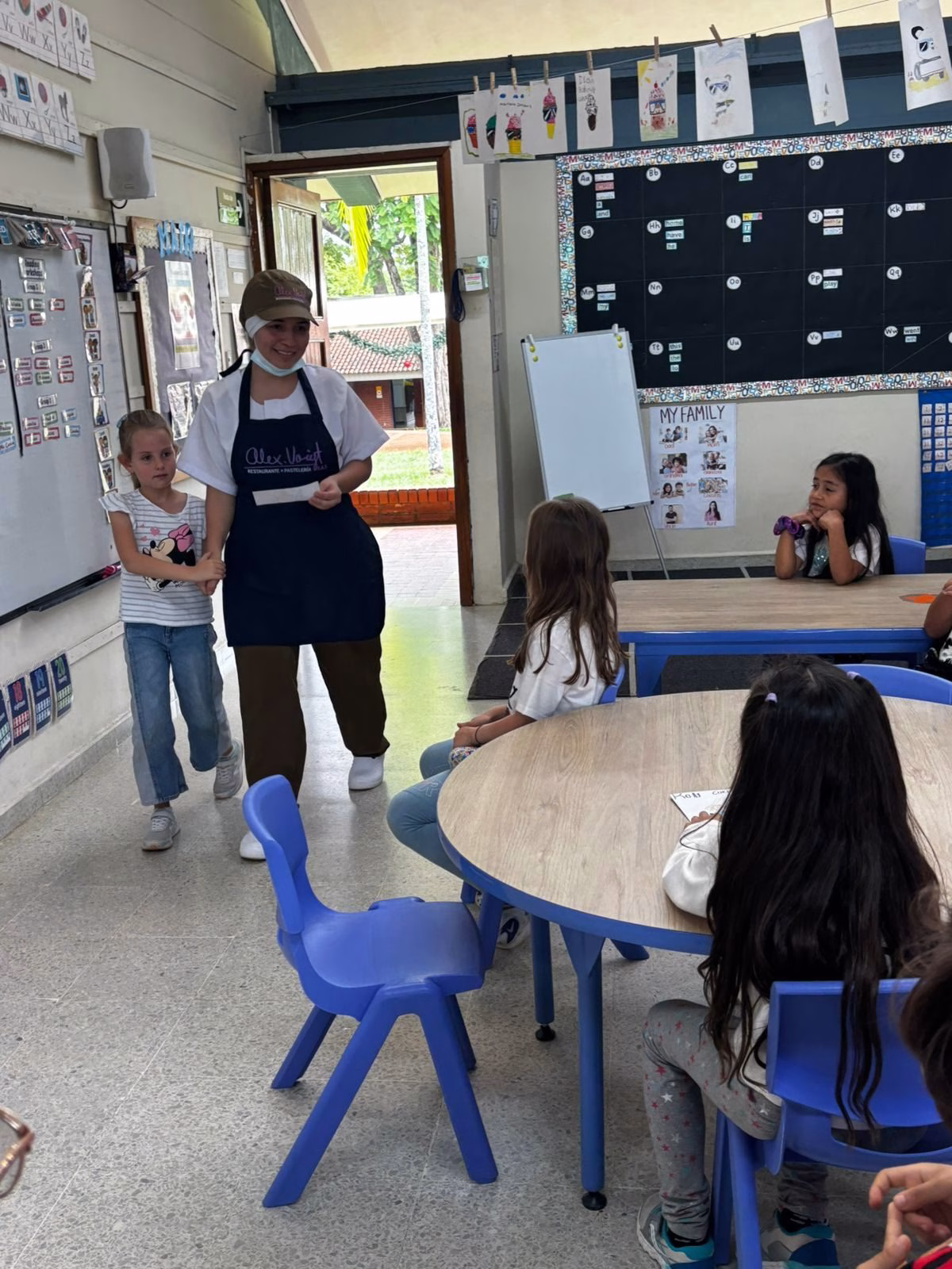 Niños abrazando a colaborador con ancheta