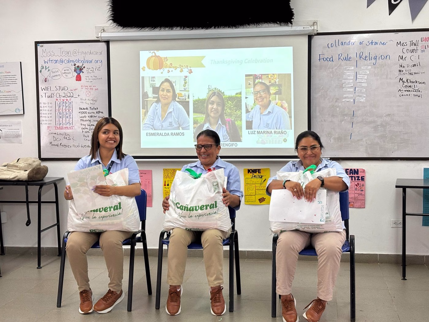 Colaboradoras recibiendo anchetas