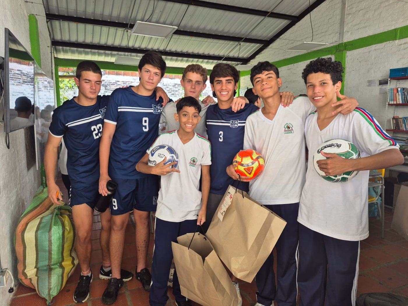 Grupo de inicial entregando anchetas