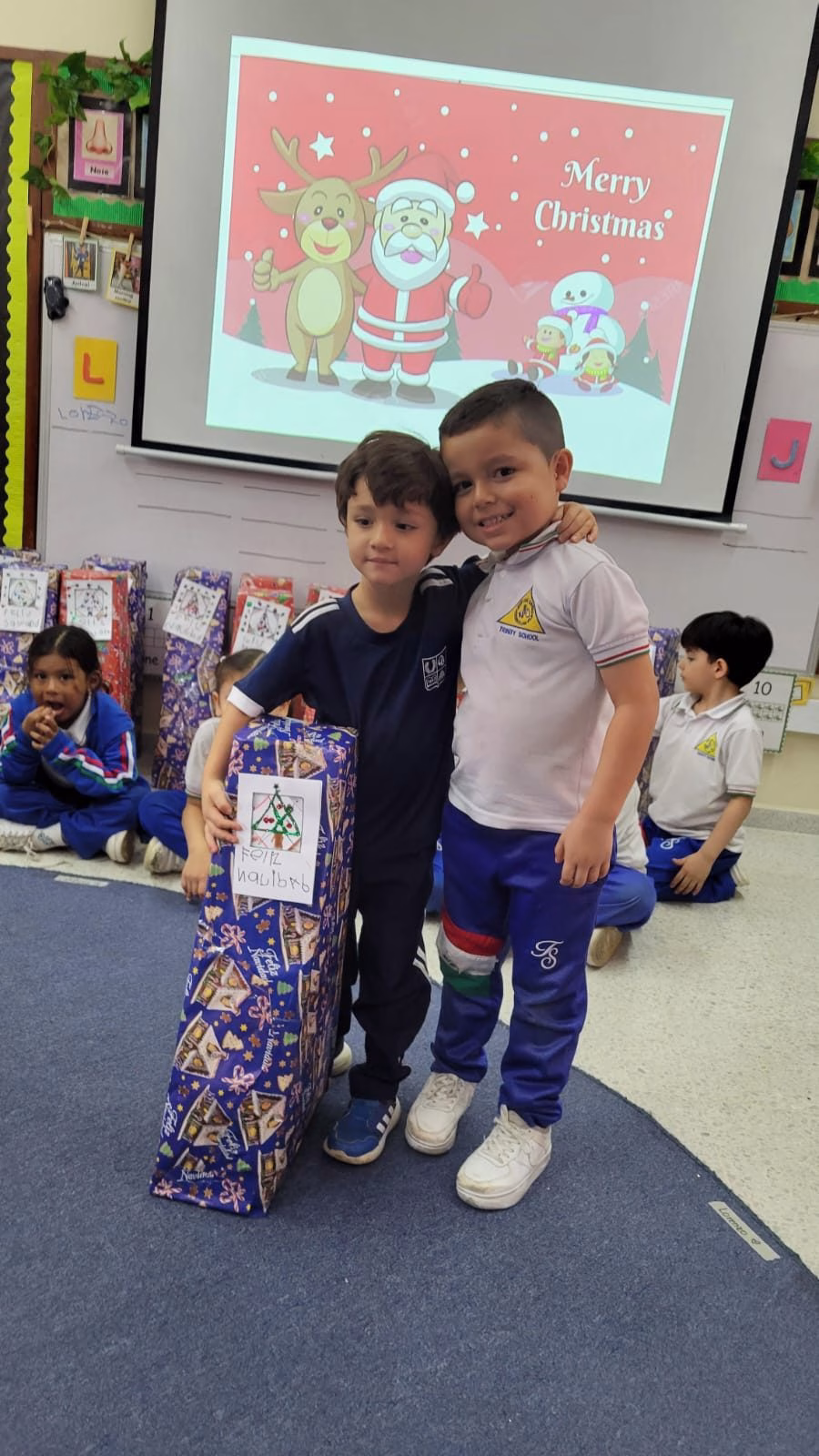 Abrazo entre niñas con regalo