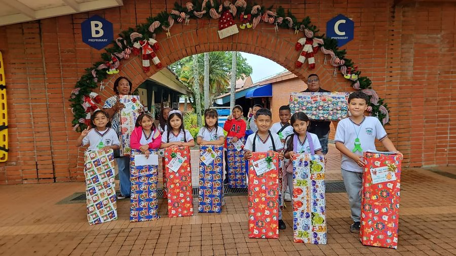 Entrega de regalos bajo arco navideño