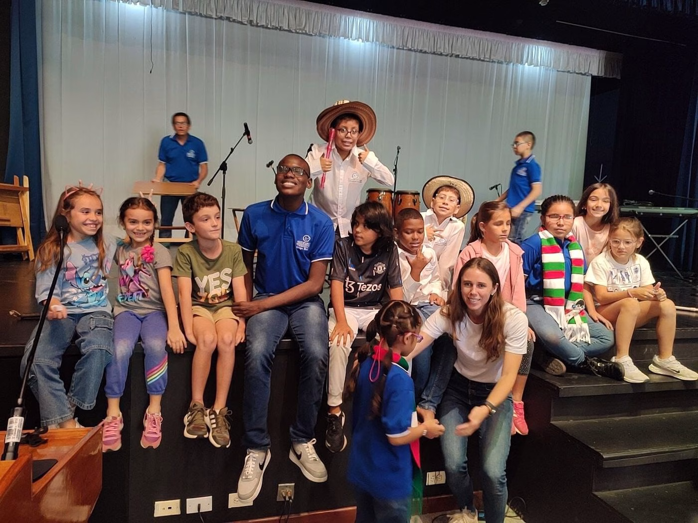 Niños en presentación con instrumentos del Pacífico